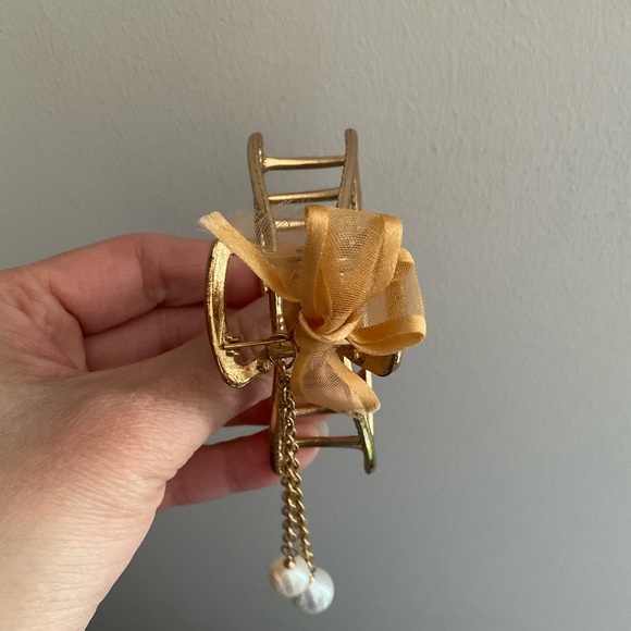 Gold Tone Pearl Drop Metal Jaw Hair Clip - Picture 4 of 4